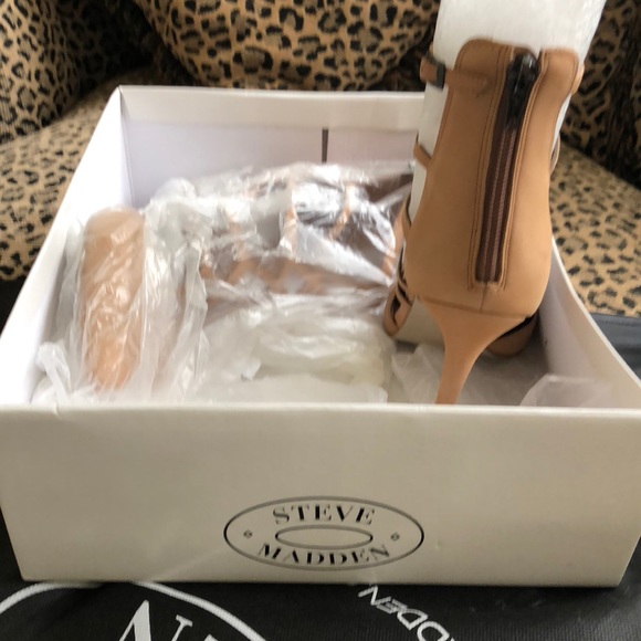 STEVE MADDEN TAN NUBUCK STILETTOS - Picture 3 of 3